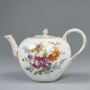 Teekanne - Gegenüberliegende Blumenbuketts. Meissen 1850-1924.