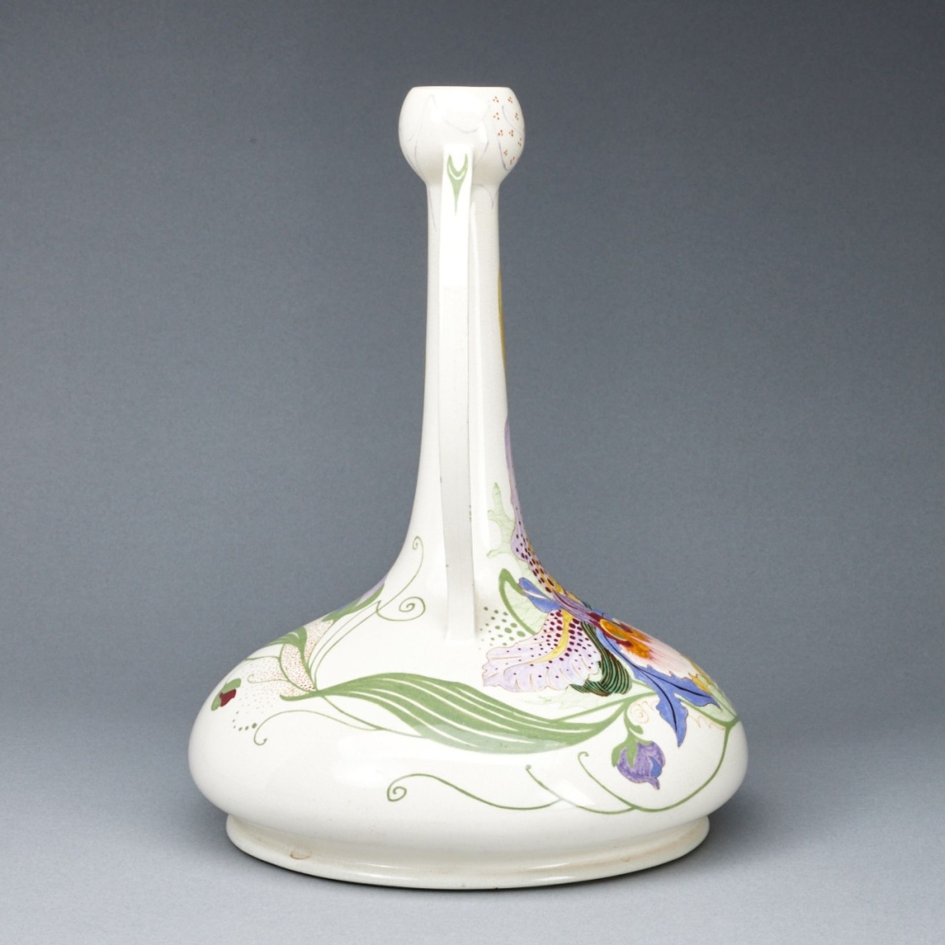 Vase mit 2 Henkeln - Orchidee Frauenschuh. Plateelbakkerij Zuid-Holland, Gouda um 1910. - Bild 3 aus 3