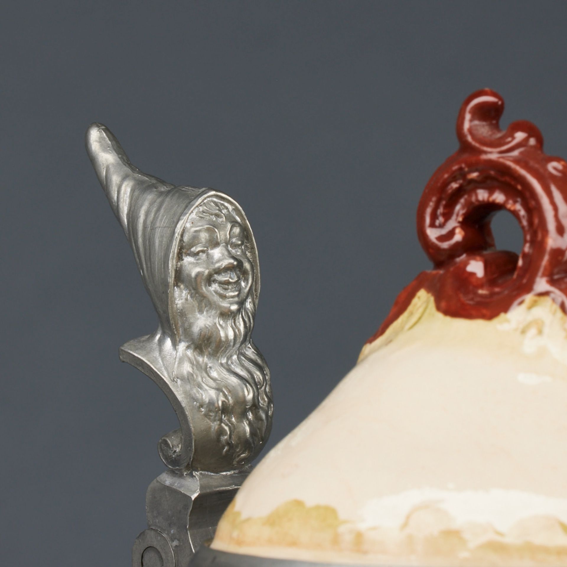 Krug zechende Gnome und Sinnsprüche. Villeroy & Boch, Mettlach um 1885. - Bild 4 aus 4