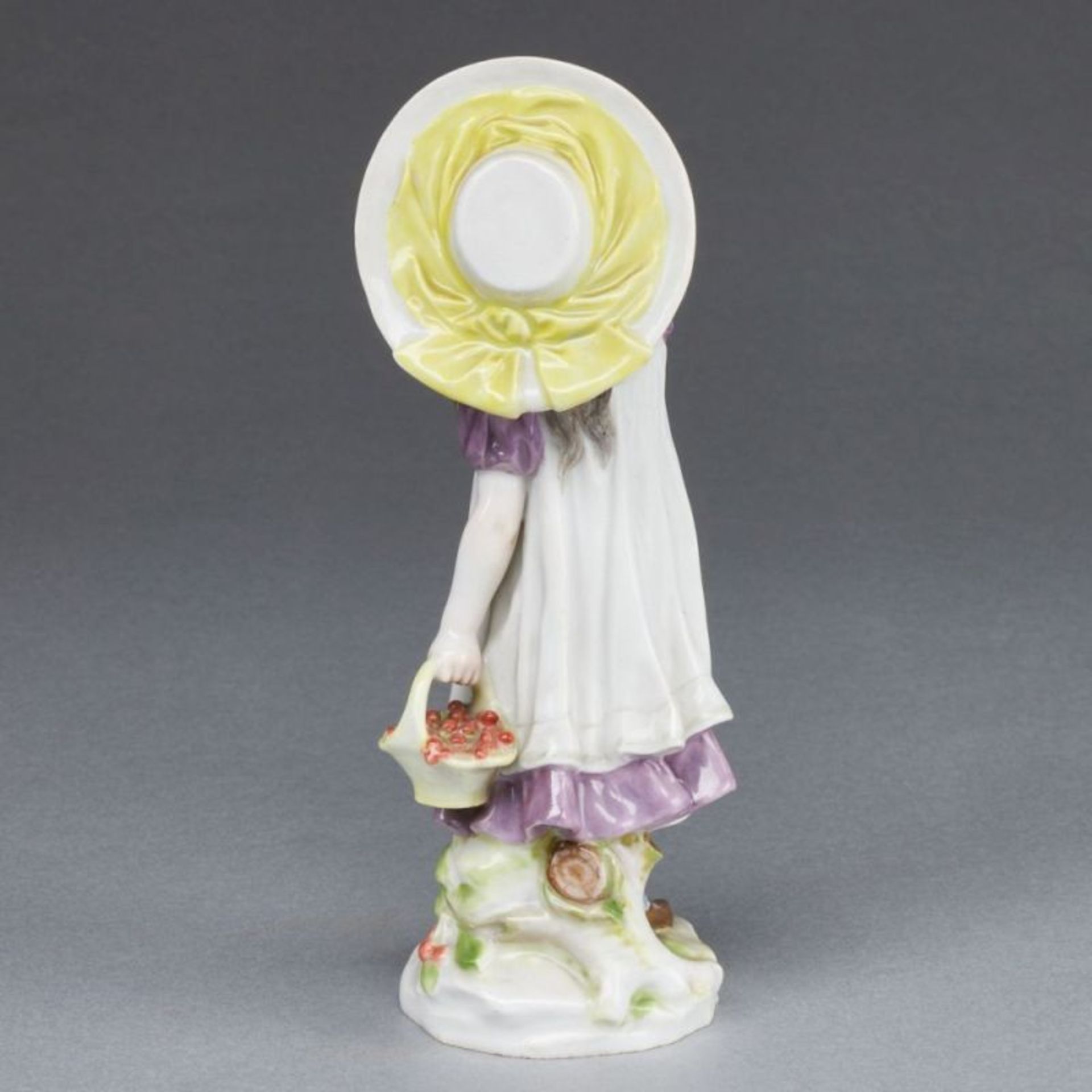 Mädchen mit Kirschen - Paul Helmig. Meissen um 1907. - Image 4 of 4