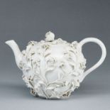 Teekanne mit plastischen Blüten. Meissen 1850-1924.