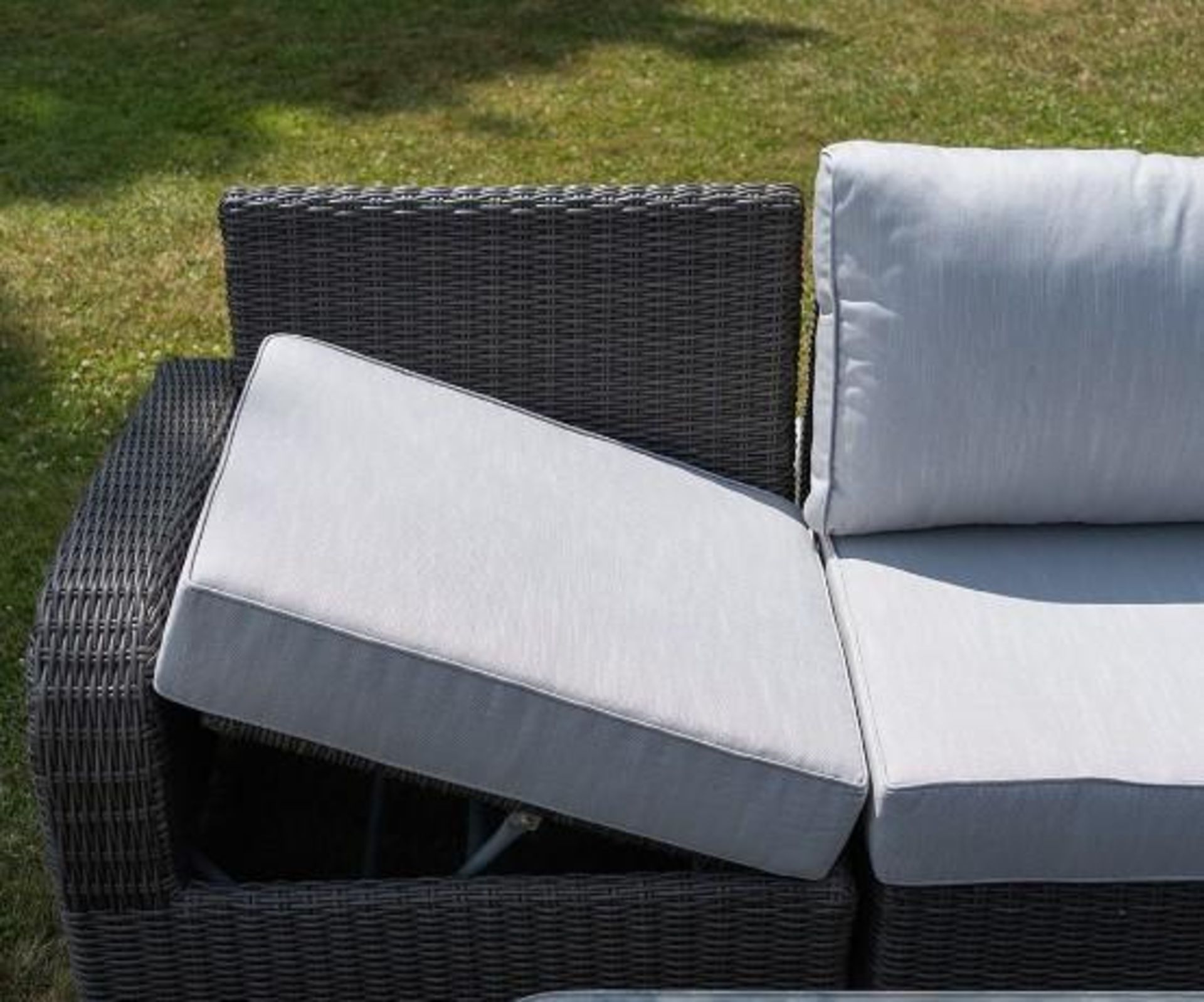 *BRAND NEW* 9 Seater Outdoor Rise and Fall Table Dining Set in Grey. RRP:£2,698 - Image 4 of 18