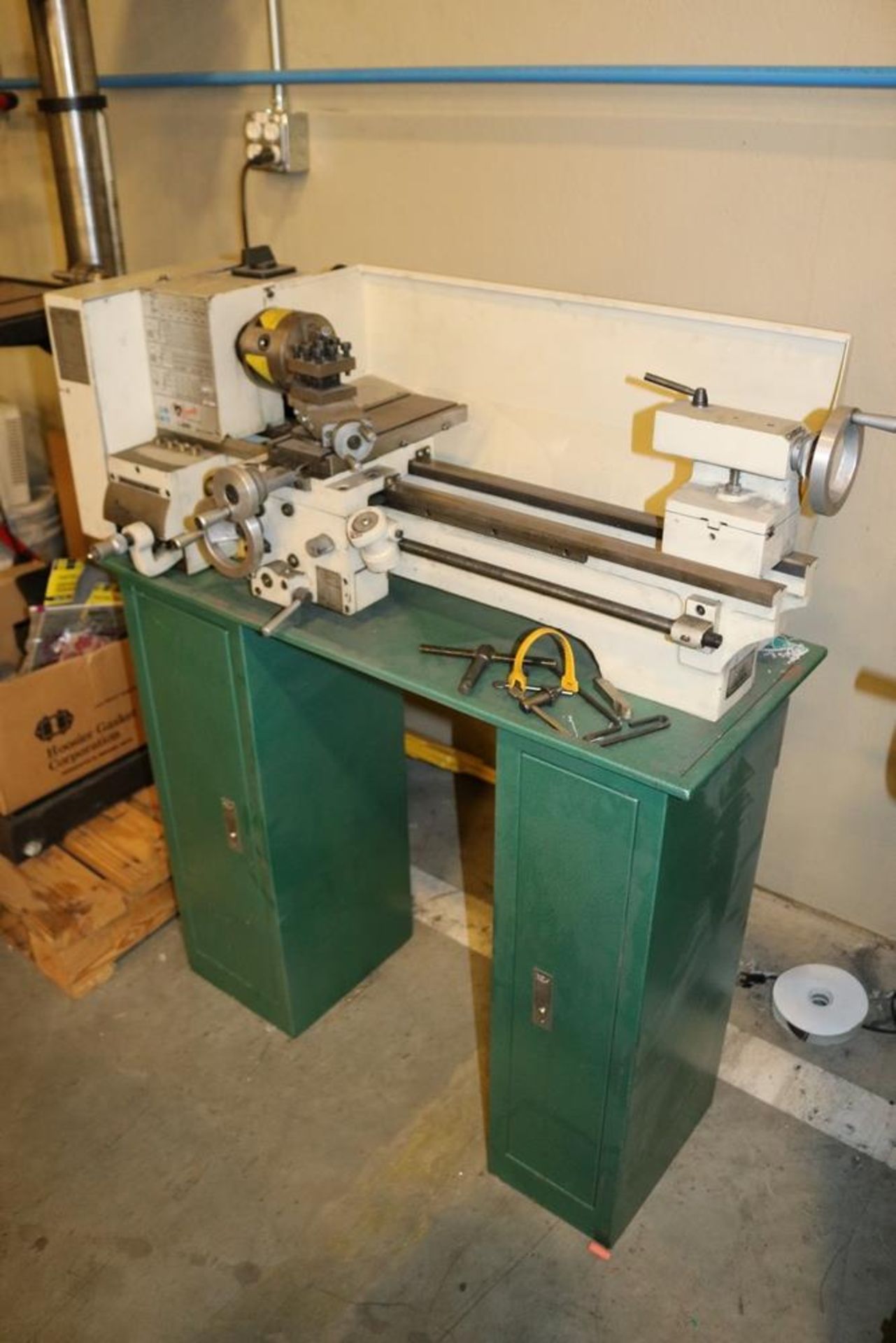 Grizzly Industrial G4000 9" x 19" Bench Lathe on Stand, 3 Jaw & 4Jaw Chuck & Others - Image 3 of 7