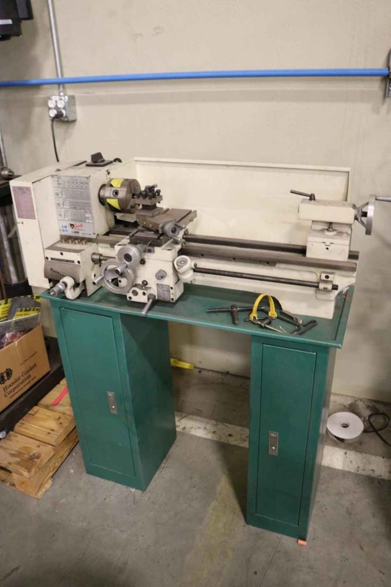 Grizzly Industrial G4000 9" x 19" Bench Lathe on Stand, 3 Jaw & 4Jaw Chuck & Others - Image 7 of 7