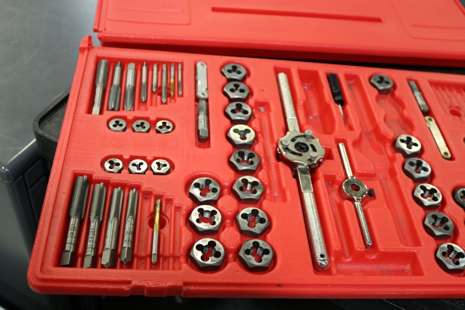 Irwin Hansen Tap & Die Set Machine Screw Fractional and Metric Combo Set - Image 3 of 4