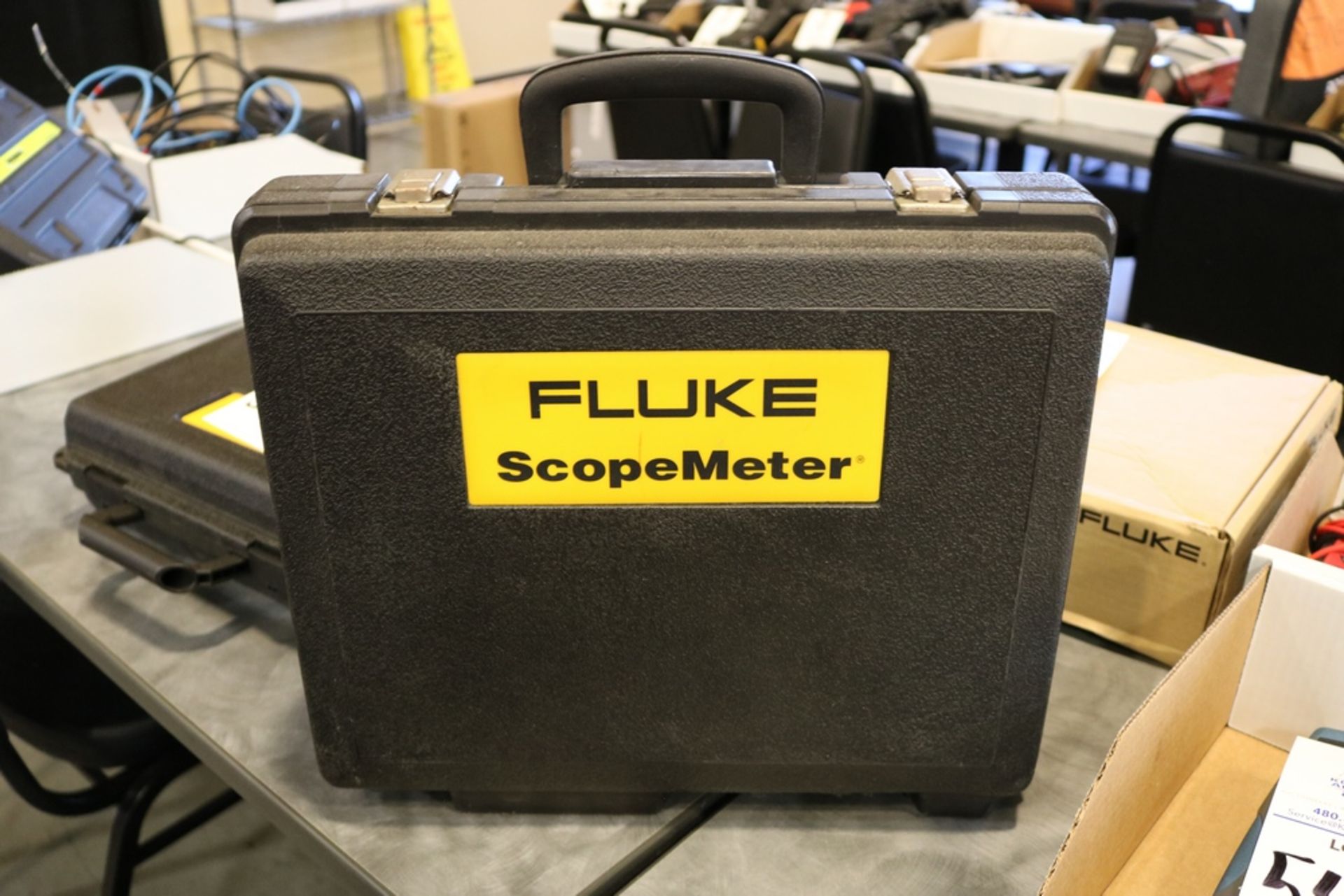 Fluke 123 Scope Meter in Case with Accessories