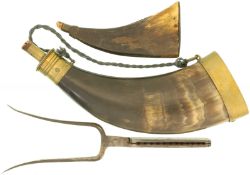 Konvolt von einem Pulverhorn, einer Zündkrautflasche sowie einer Giessform für Bleischrote