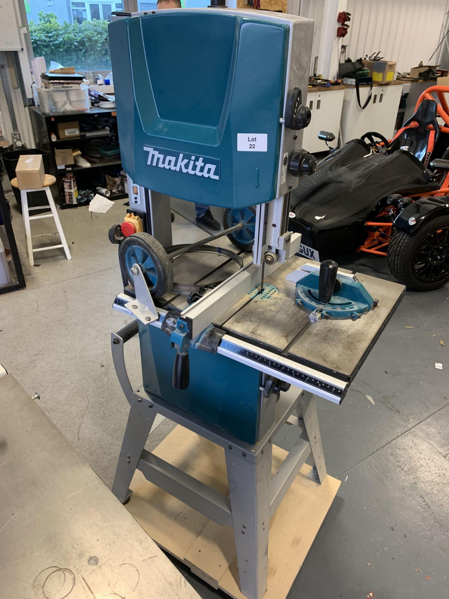 ﻿﻿Makita 305mm B1200F Bandsaw