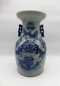 China / Vase mit Blaudekor