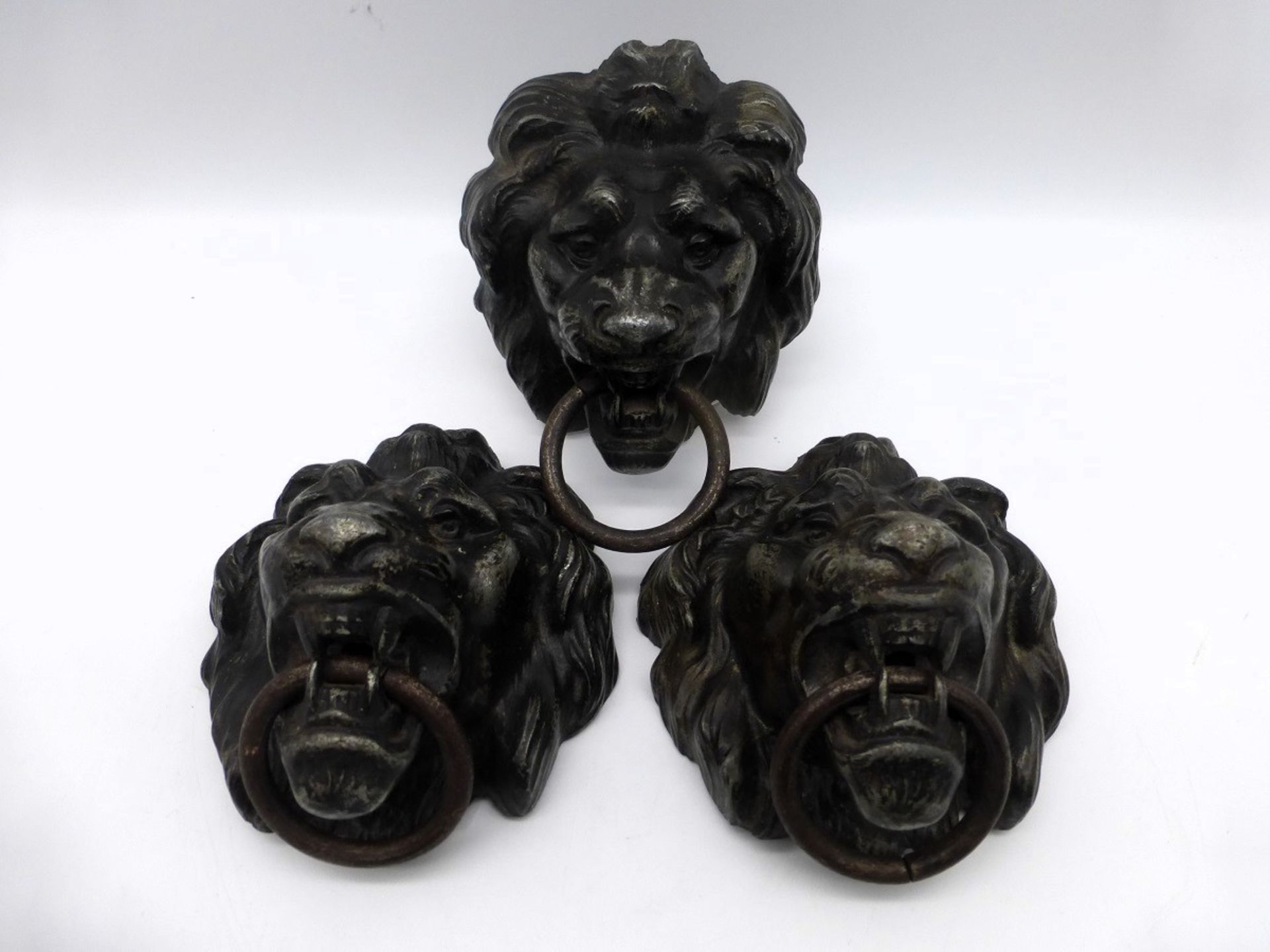 3 Löwenköpfe als Türklopfer um 1900