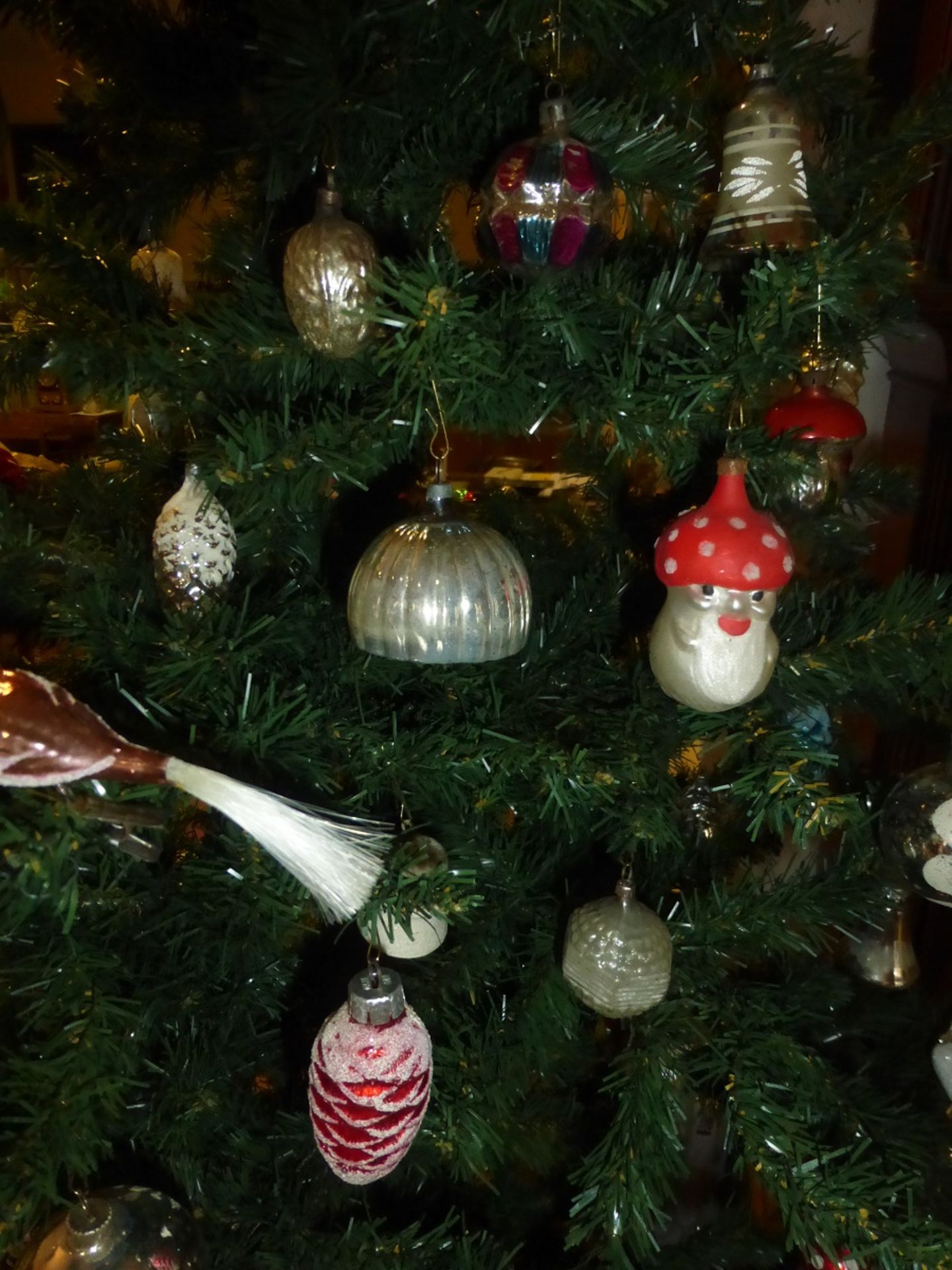 Großer Weihnachtsbaum mit Antikschmuck - Bild 3 aus 4