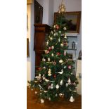 Großer Weihnachtsbaum mit Antikschmuck