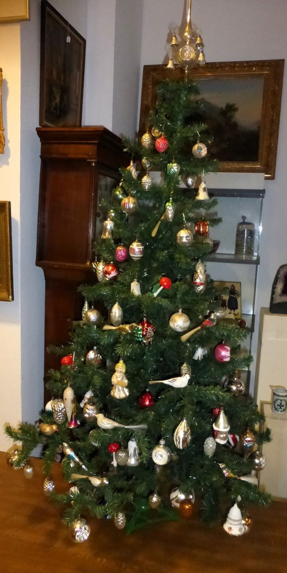 Großer Weihnachtsbaum mit Antikschmuck