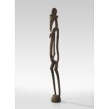Weibliche Skelettfigur. Senufo, Elfenbeinküste. Holz, Reste von rotem Farbpigment. Höhe: 167,5 cm (