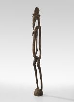 Weibliche Skelettfigur. Senufo, Elfenbeinküste. Holz, Reste von rotem Farbpigment. Höhe: 167,5 cm (