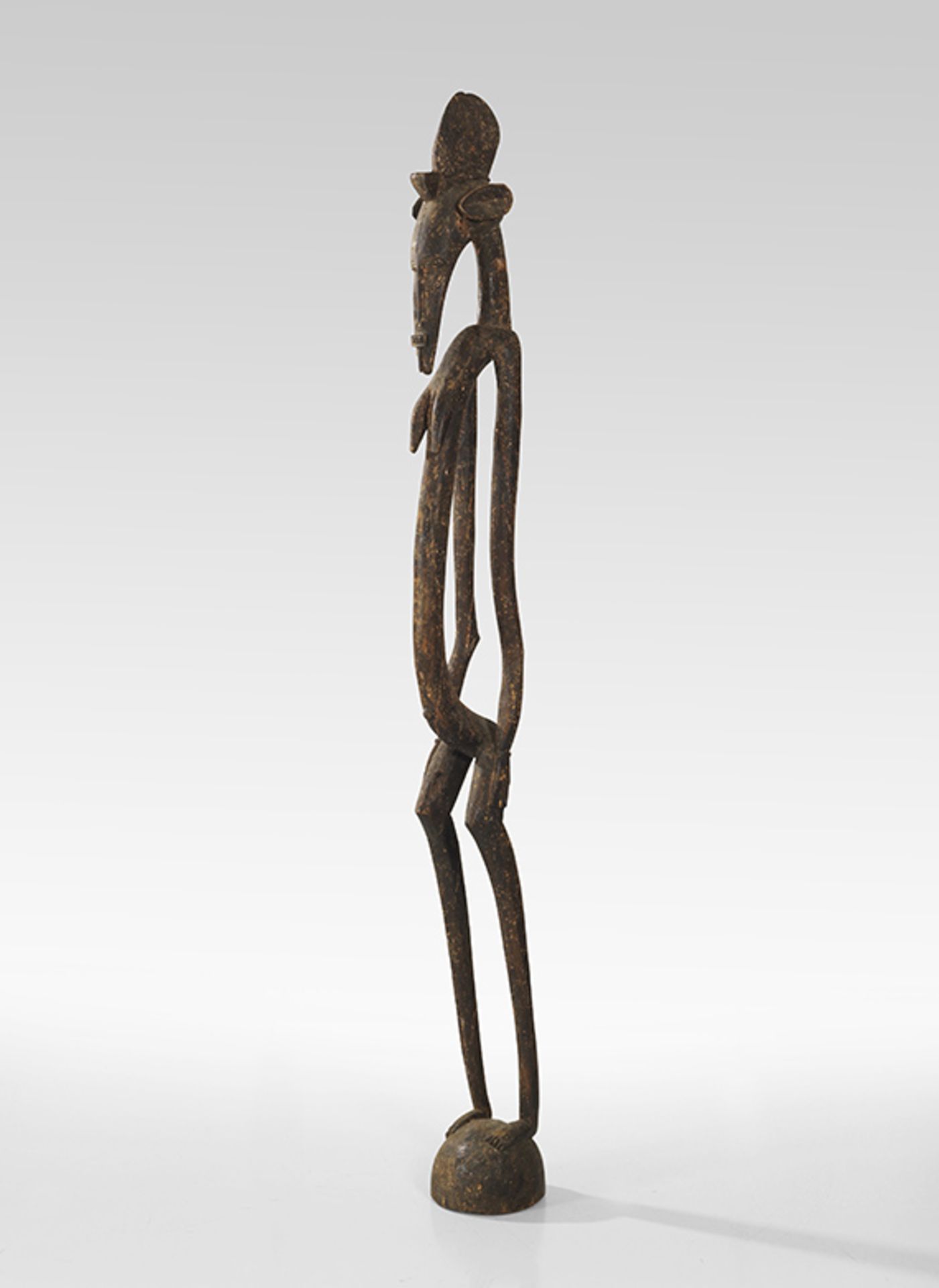 Weibliche Skelettfigur. Senufo, Elfenbeinküste. Holz, Reste von rotem Farbpigment. Höhe: 167,5 cm (