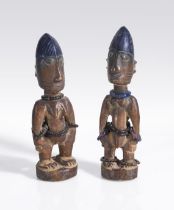 Zwillingsfigurenpaar (ere ibeji). Yoruba, Nigeria. Holz, bemalt, Glasperlen, Schnüre. Höhe weiblich: