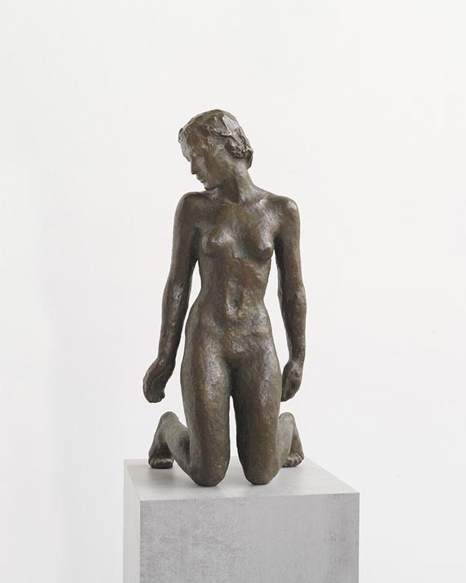 Georg Kolbe 1877 Waldheim/Sachsen - 1947 Berlin Die Kniende. 1926. Bronze mit rotbrauner Patina.