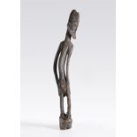 Ahnenfigur. Dogon, Mali. Holz, Reste einer Bemalung in Weiß. 88 cm (34,6 in). [KT]. PROVENIENZ: