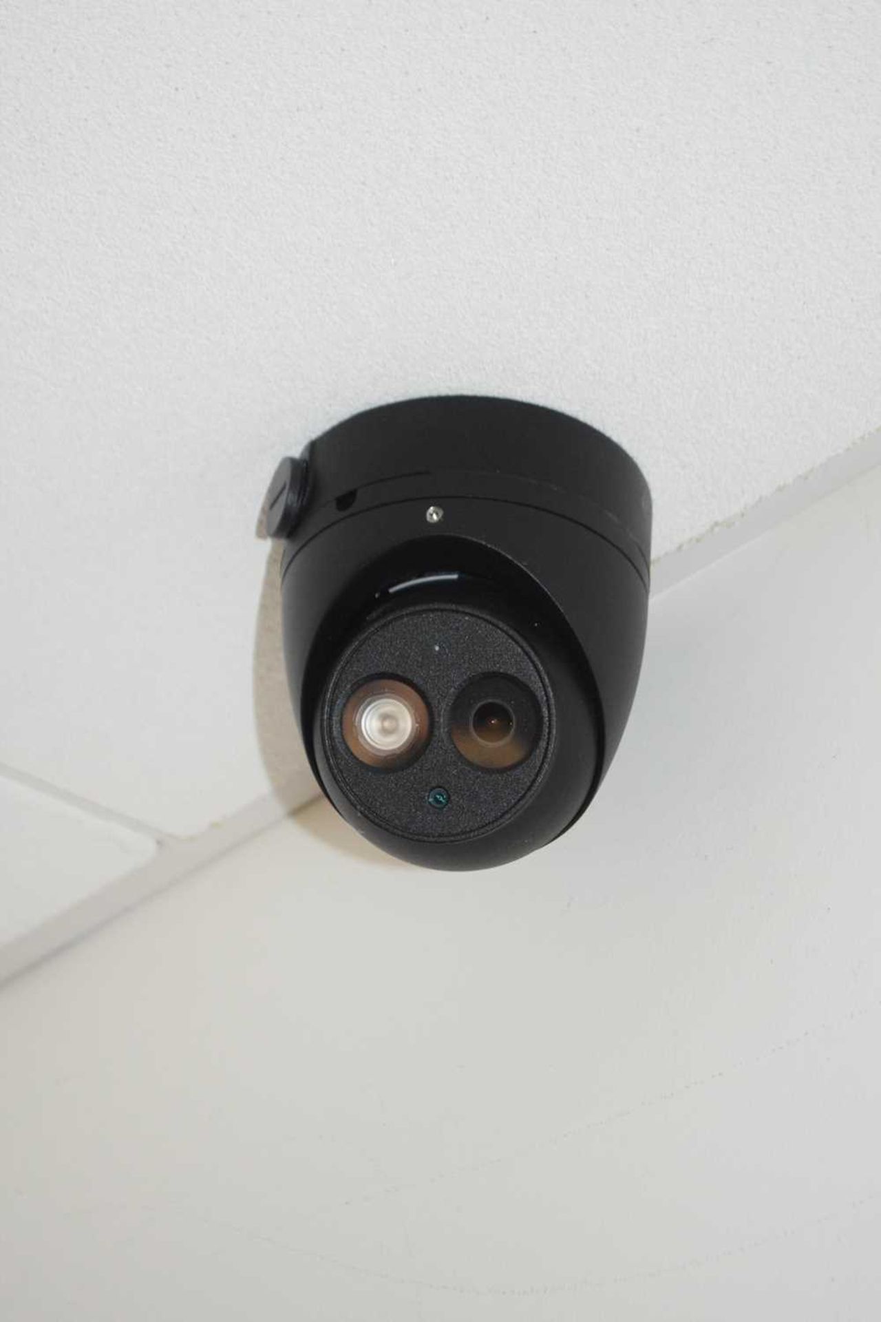 A complete CCTV system with a JVC 50 inch TV, a Klear digital video recorder and sixteen CCTV - Image 4 of 4