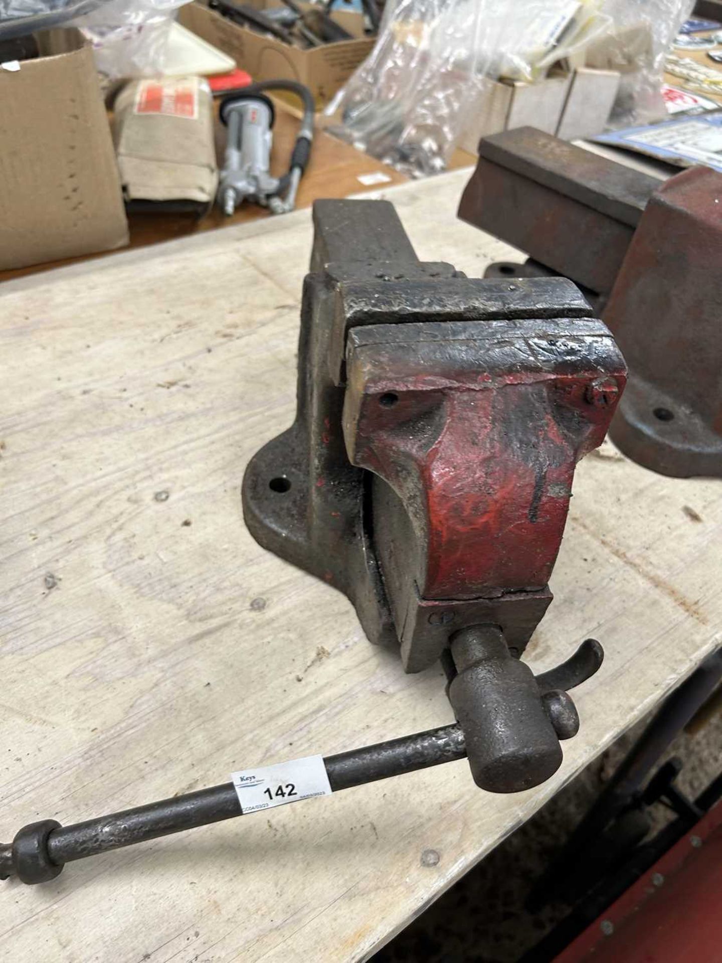 Large heavy duty bench vice