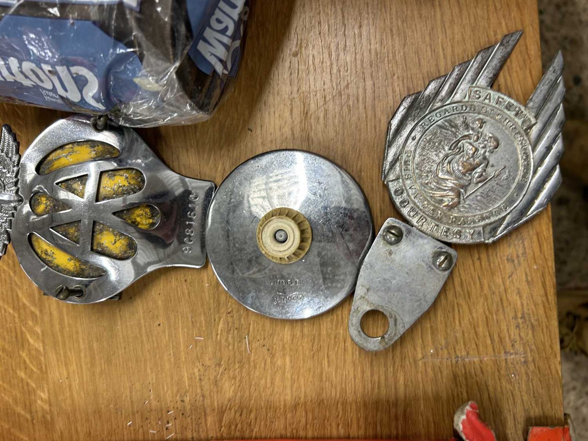 Mixed lot of various vintage car badges to include AA, RAC etc