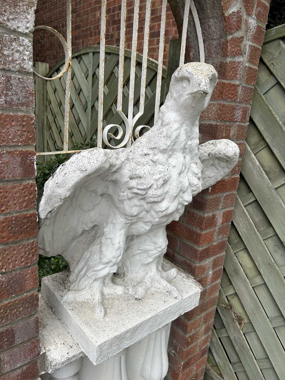 Composite garden statue formed as an eagle, height 80cm, width approx 65cm - Image 2 of 3