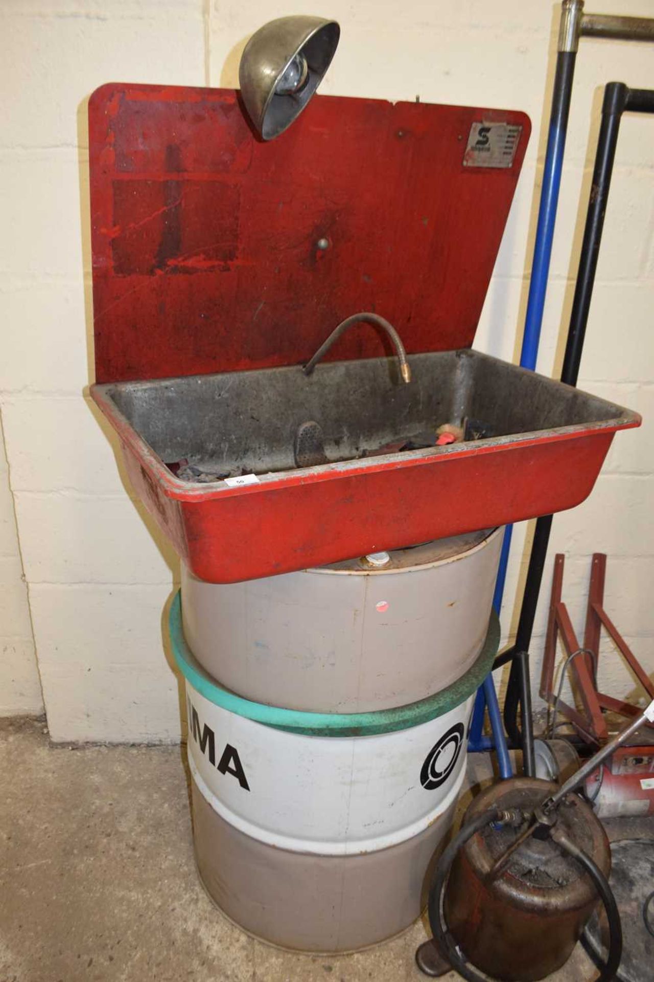 A safety Kleen oil bath with drum