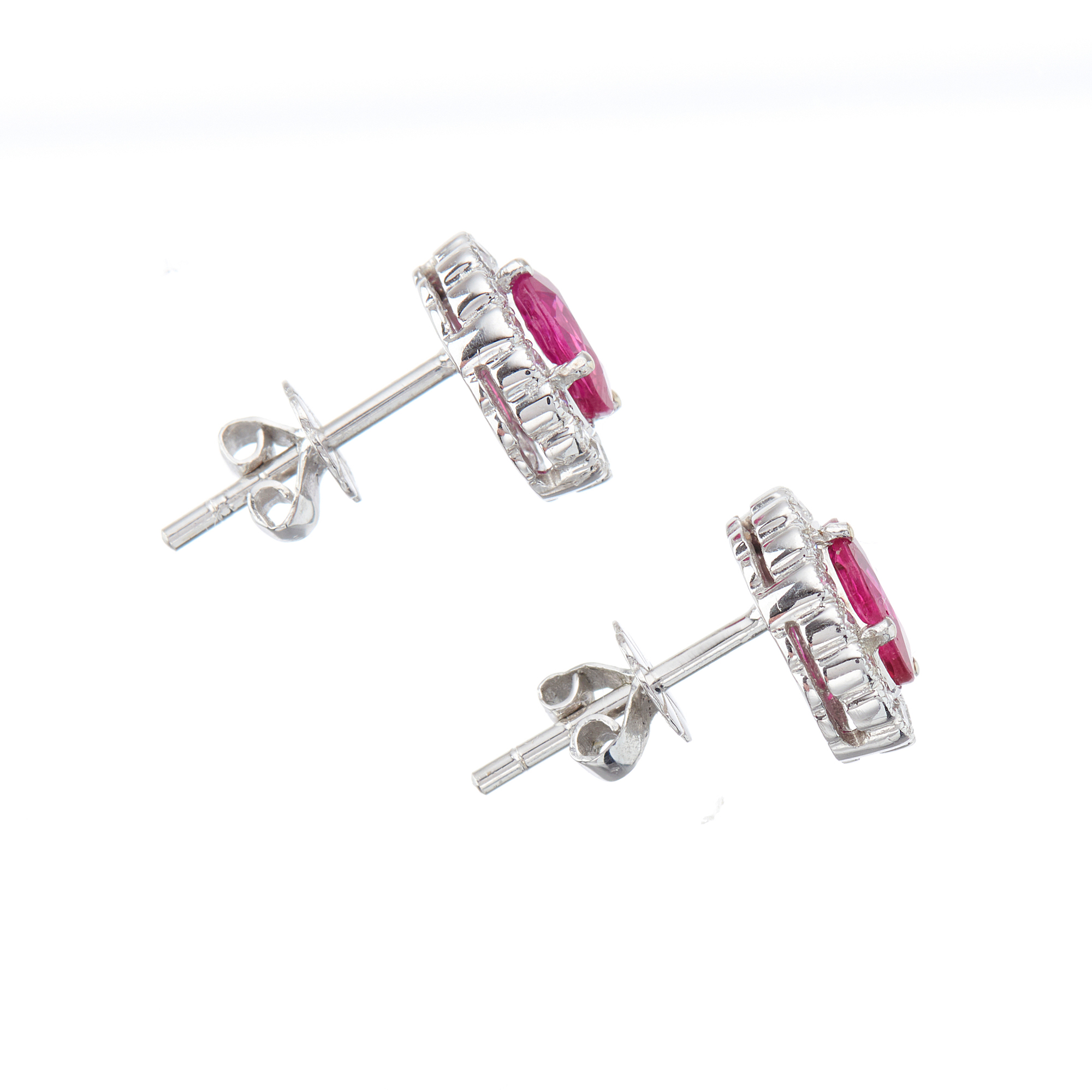 A pair of 18ct gold ruby and diamond cluster stud earrings - Bild 2 aus 2