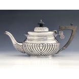 A George V silver teapot, William Devenport, Birmingham 1912
