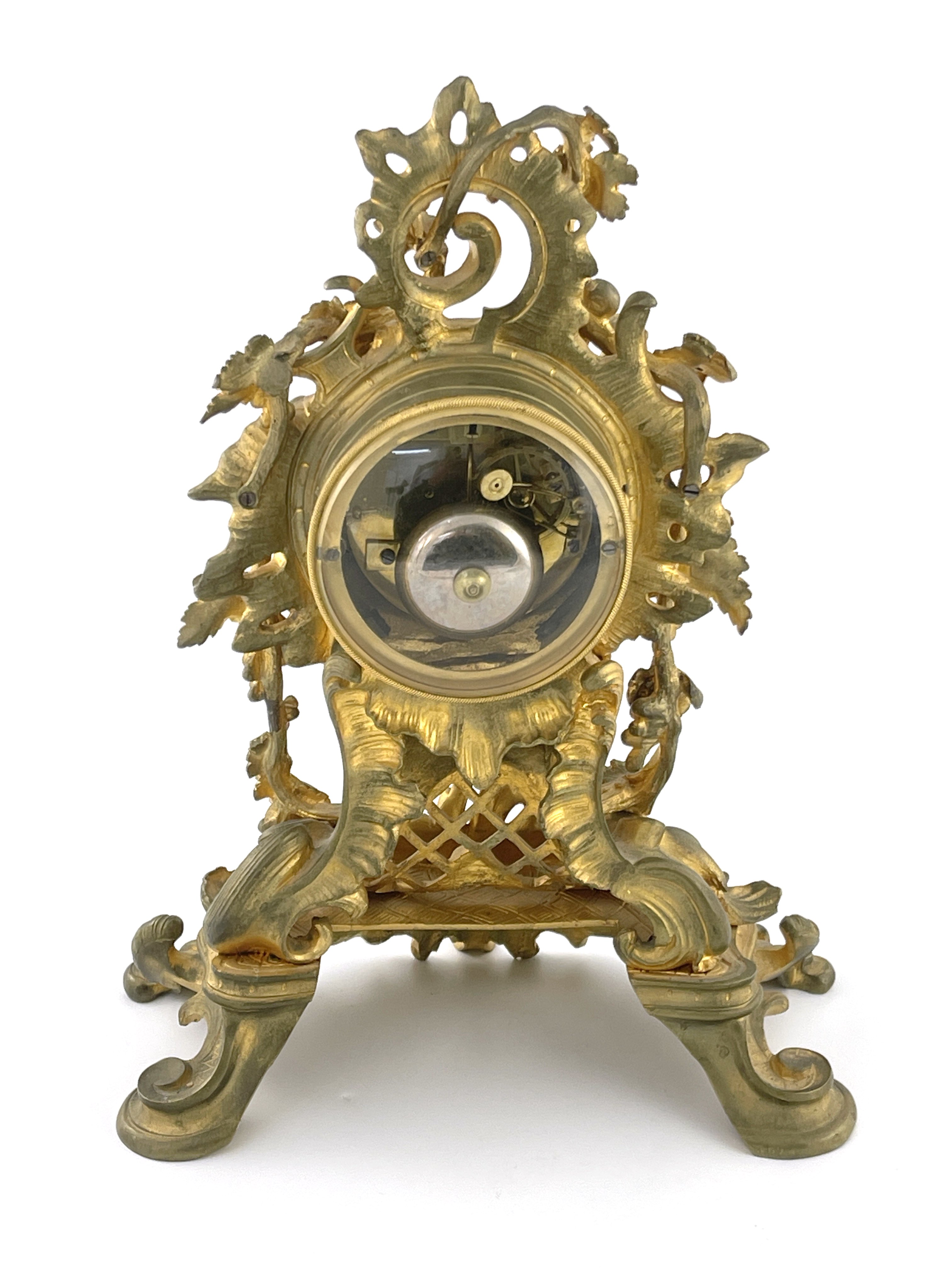 Raingo Freres, a mid 19th century French ormolu and gilt brass mantel clock, relief moulded Rococo - Bild 3 aus 4