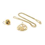 A 9ct gold chain necklace together with a gold nugget pendant and a 9ct gold Avon brooch, 51cm long,