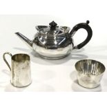 A Hukin & Heath silver plated bachelor teapot, a silver plated tankard with glass bottom, a plated
