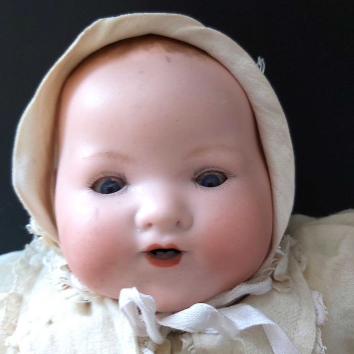 Armand Marseille baby bisque head doll, sleeping blue eyes, painted brows and lashes, painted open - Image 2 of 2