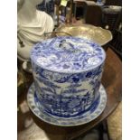 A 19th century pearl ware Stilton keep and associated stand, blue and white fence pattern