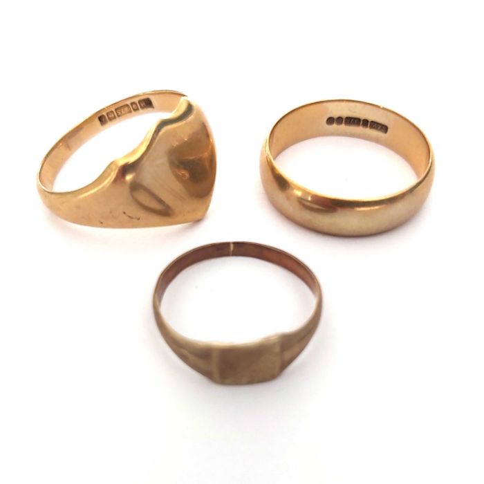 Three 9ct gold rings, including two signet rings, 9.4g (3)