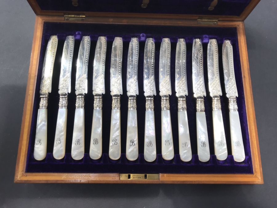 A boxed set of silver plate and mother of pearl fruit eaters, including twelve knives and twelve - Image 3 of 3