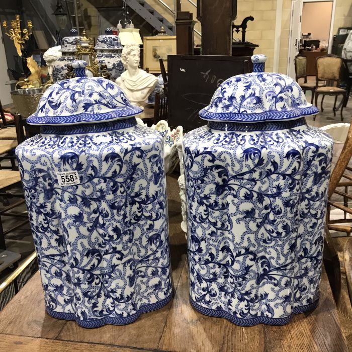 A pair of Chinese contemporary blue and white vase