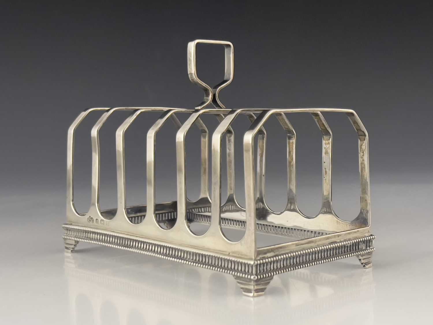 A George V silver six division toast rack, Elkington and Co., Birmingham 1935, rectagular section