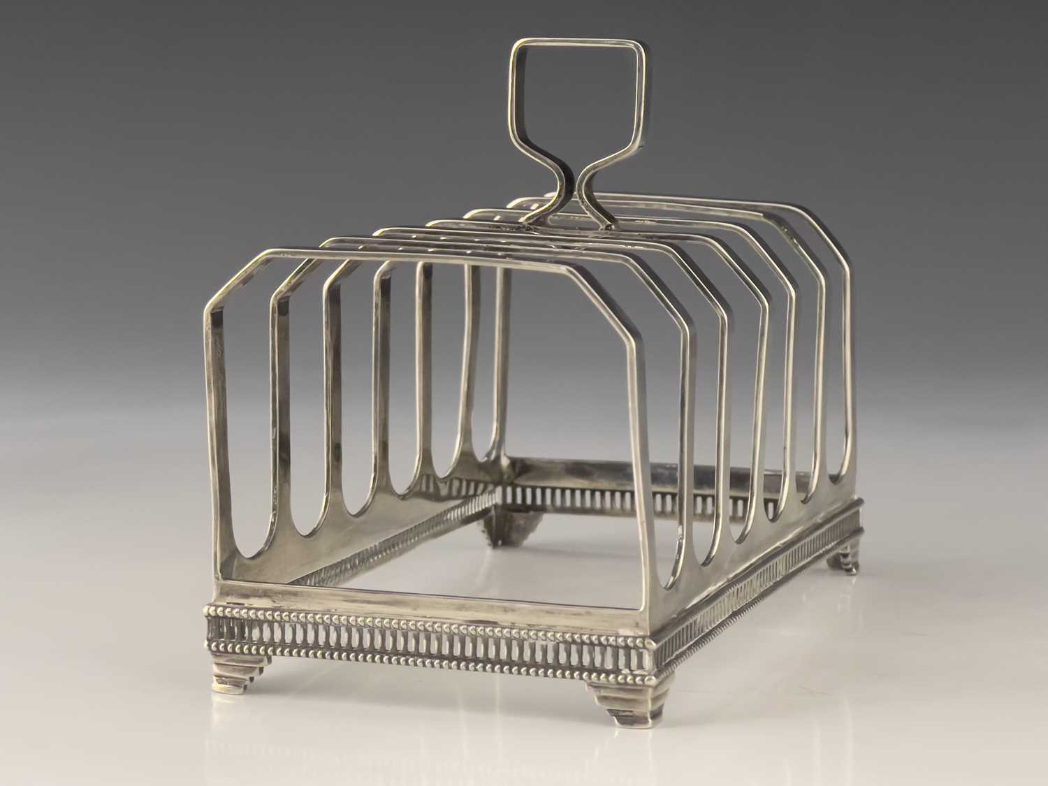 A George V silver six division toast rack, Elkington and Co., Birmingham 1935, rectagular section - Image 2 of 4
