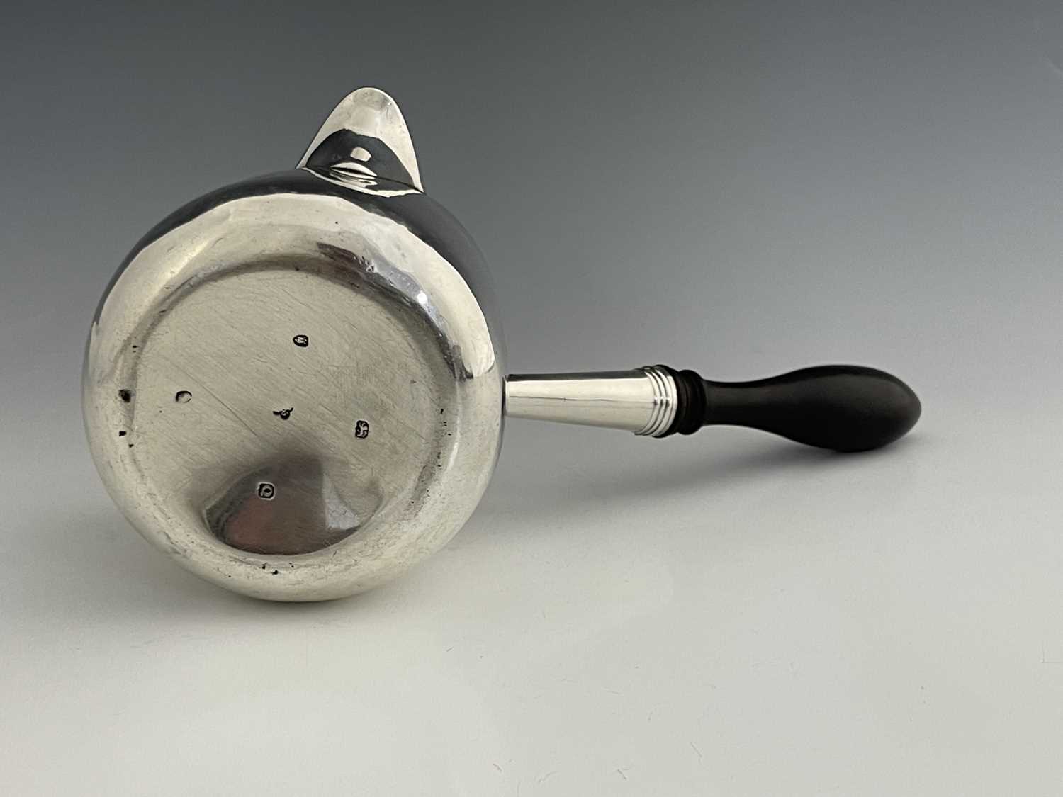 A George III silver saucepan, of cylindrical form with side-pouring spout, turned wooden baluster - Image 4 of 6