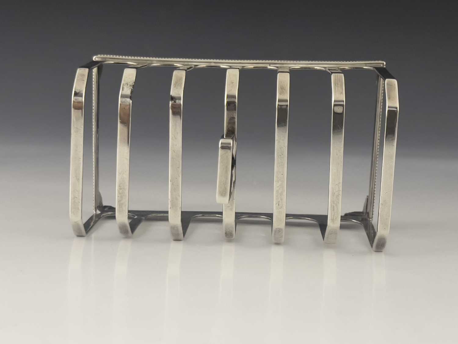A George V silver six division toast rack, Elkington and Co., Birmingham 1935, rectagular section - Image 3 of 4