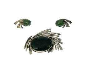 A Modernist silver and jadeite brooch and earring set, the cabochon stones with feathered fronds and