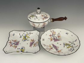 A Meissen Kakiemon saucepan, together with two dishes, the lidded pan with turned fruitwood