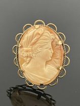 A 9 carat gold mounted cameo brooch, 4cm long, 6.3g