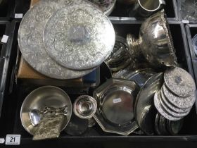 A silver card case, an electroplated vesta cast, assorted plated ware and table mats etc (tray)