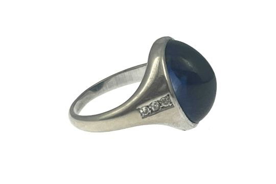 A sapphire and diamond band ring - Image 4 of 4