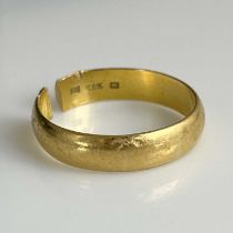 A 22k gold wedding band ring, (a/f), 7.9g