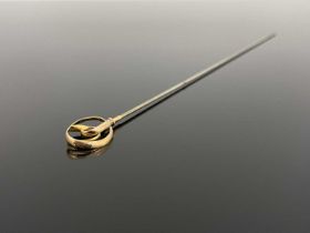 An Arts and Crafts 15 carat gold finial hat pin, probably Charles Horner, circa 1905, knotted ribbon