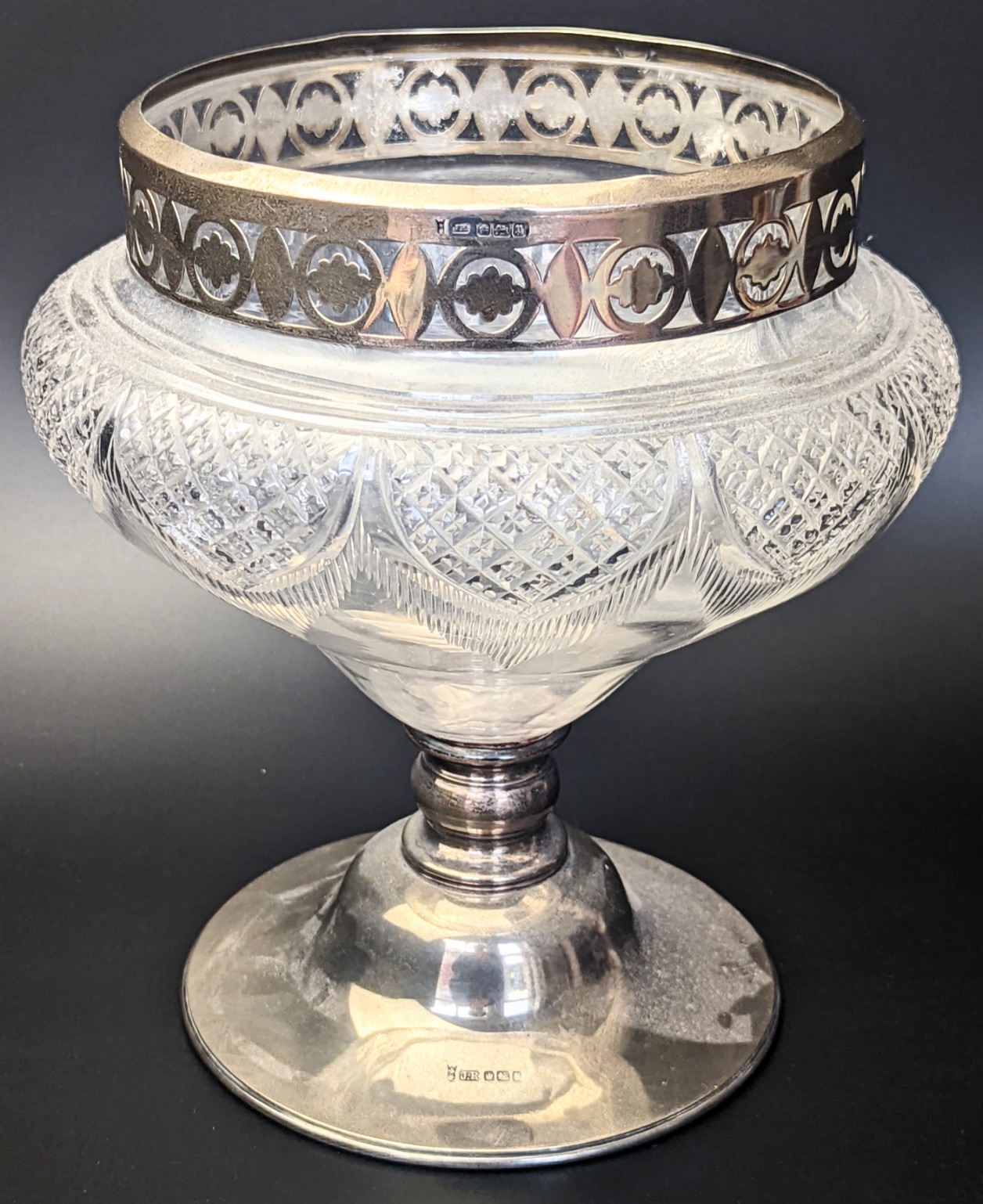 An Edwardian silver and glass fruit bowl, pierced silver band to upper rim, circular silver base,
